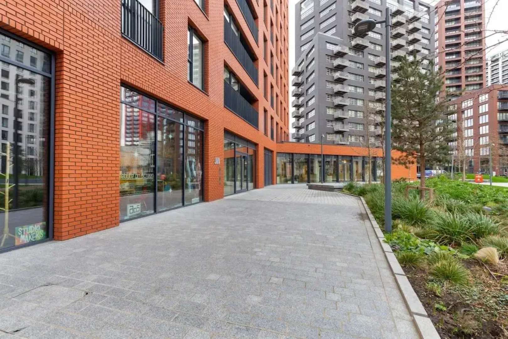 Stunning Studio With Decorated Interior in Poplar