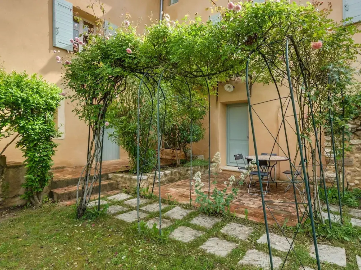Secluded Holiday Home in Rustrel With Swimming Pool
