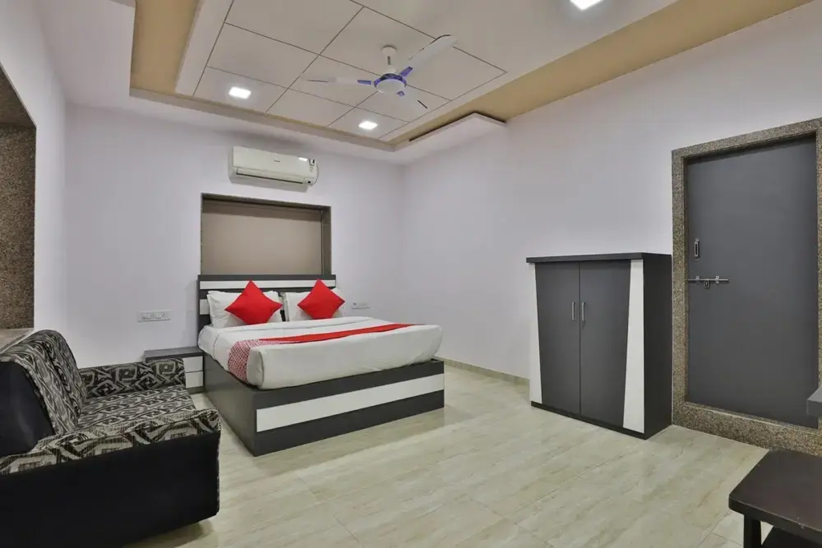 OYO 29155 Village Hotel