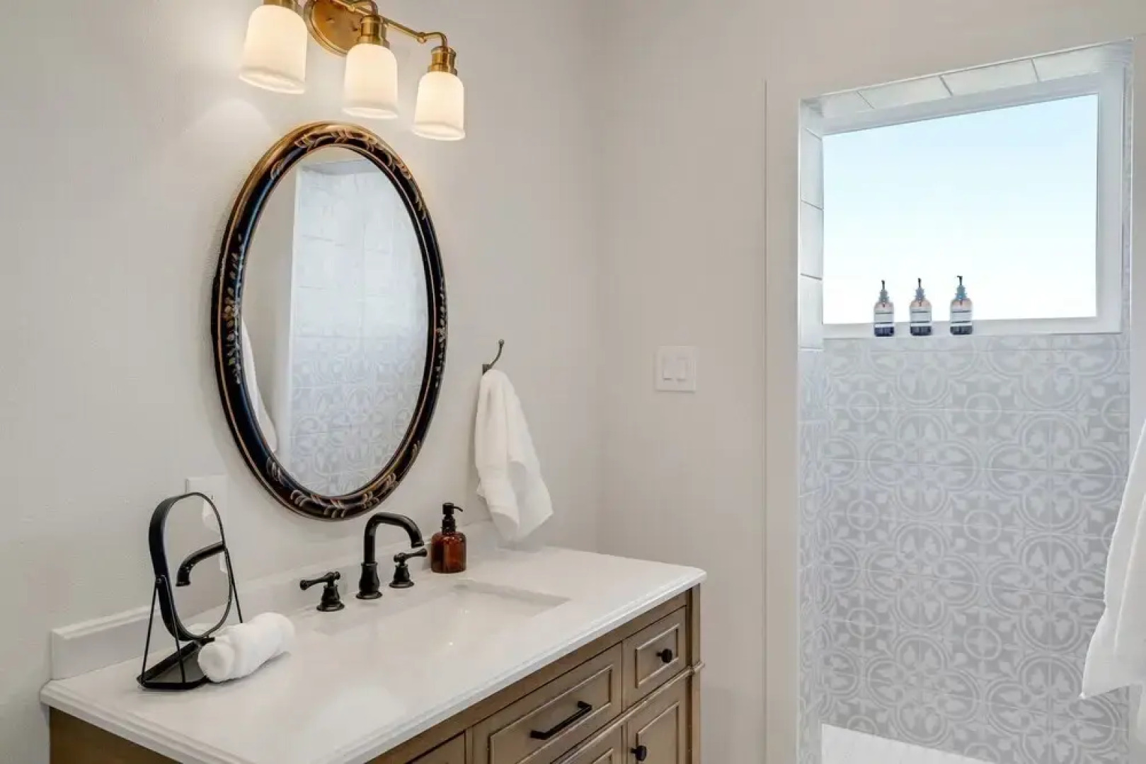 NEW Gorgeous Home With Hot Tub 5min From the River