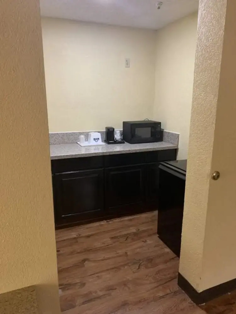 Days Inn & Suites by Wyndham Savannah Gateway I 95 And 204