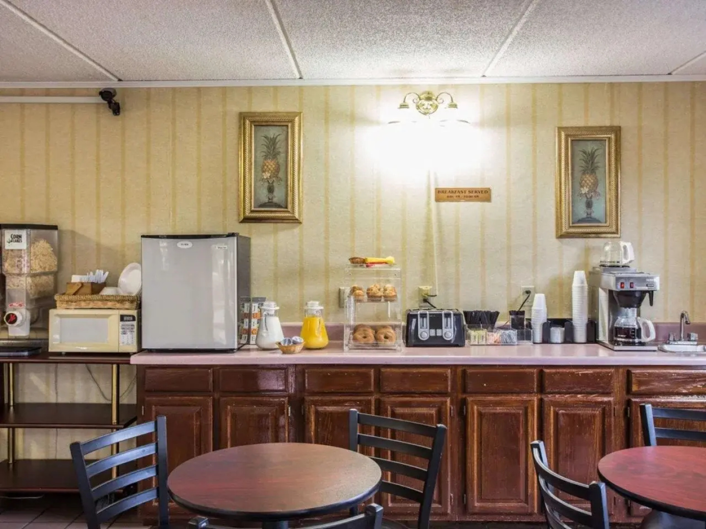Econo Lodge Inn & Suites
