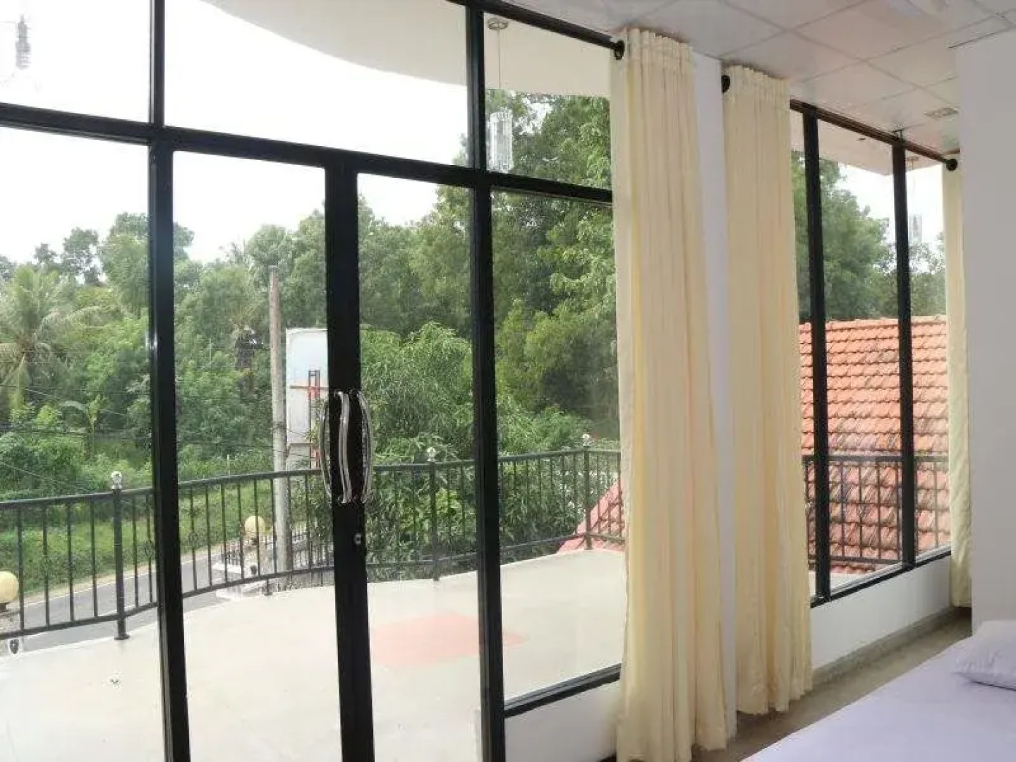 Tharusha White House Hotel