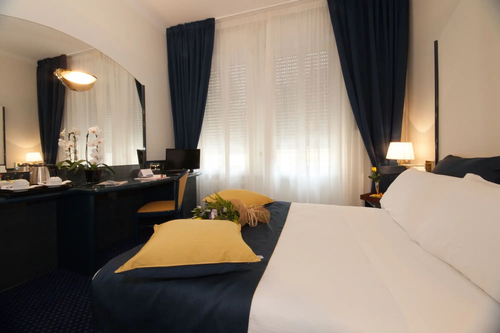 Отель IH Milano Ambasciatori