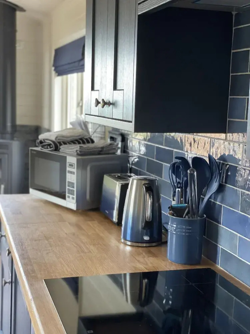 Cosy Lodge With Private Hot Tub in Tottergill Farm