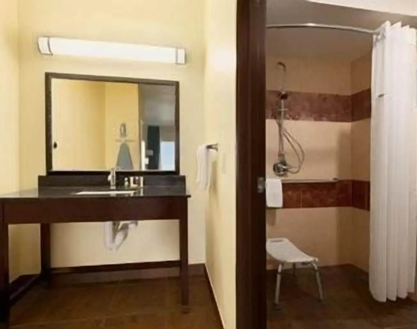 Super 8 by Wyndham Dilley TX