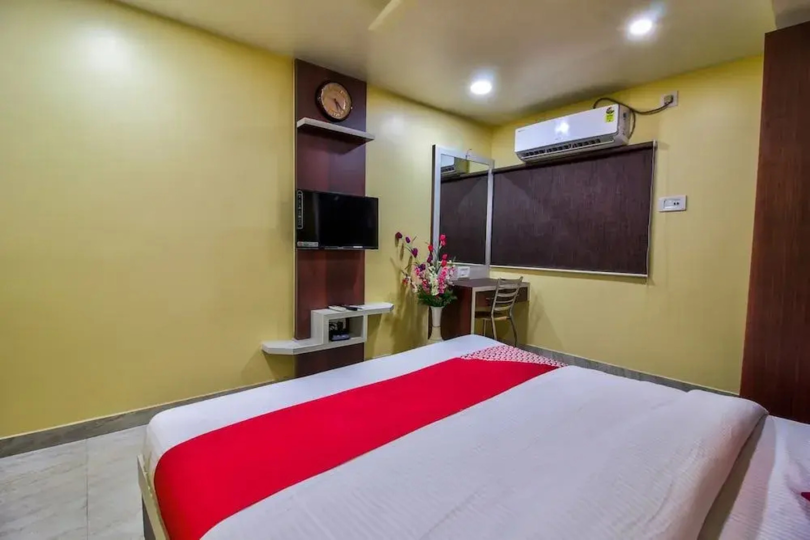 OYO 24872 Hotel Golden Fiesta