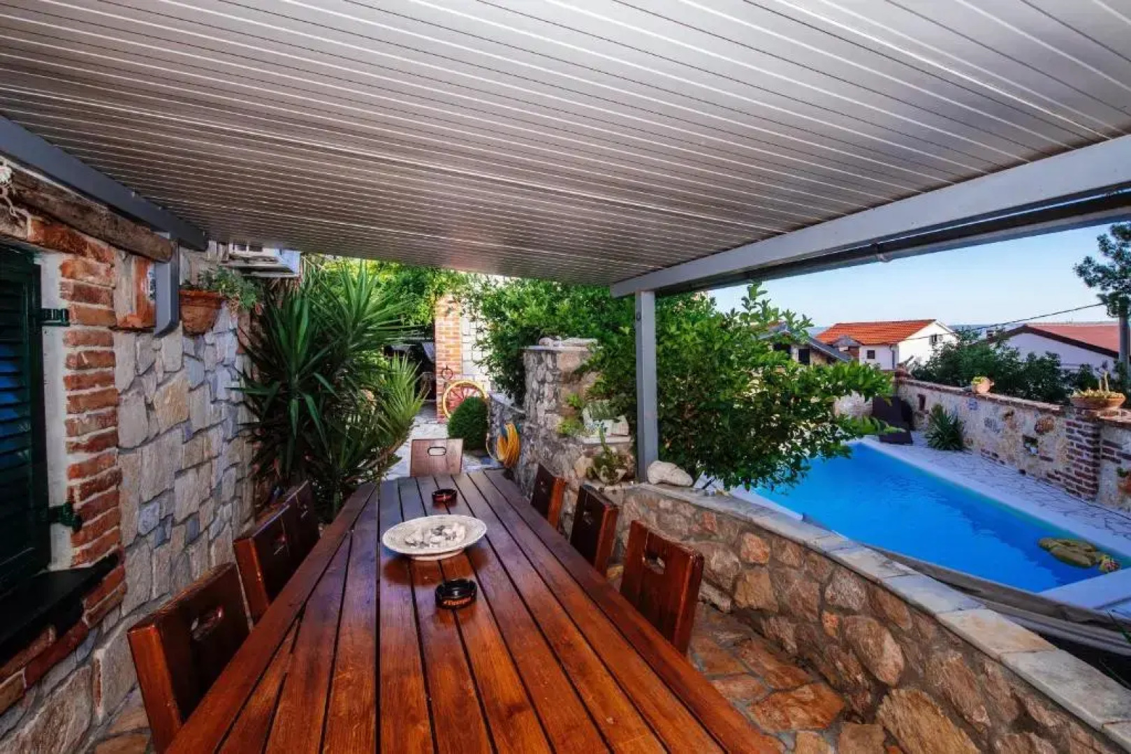 Poolicluded Holiday House Halic
