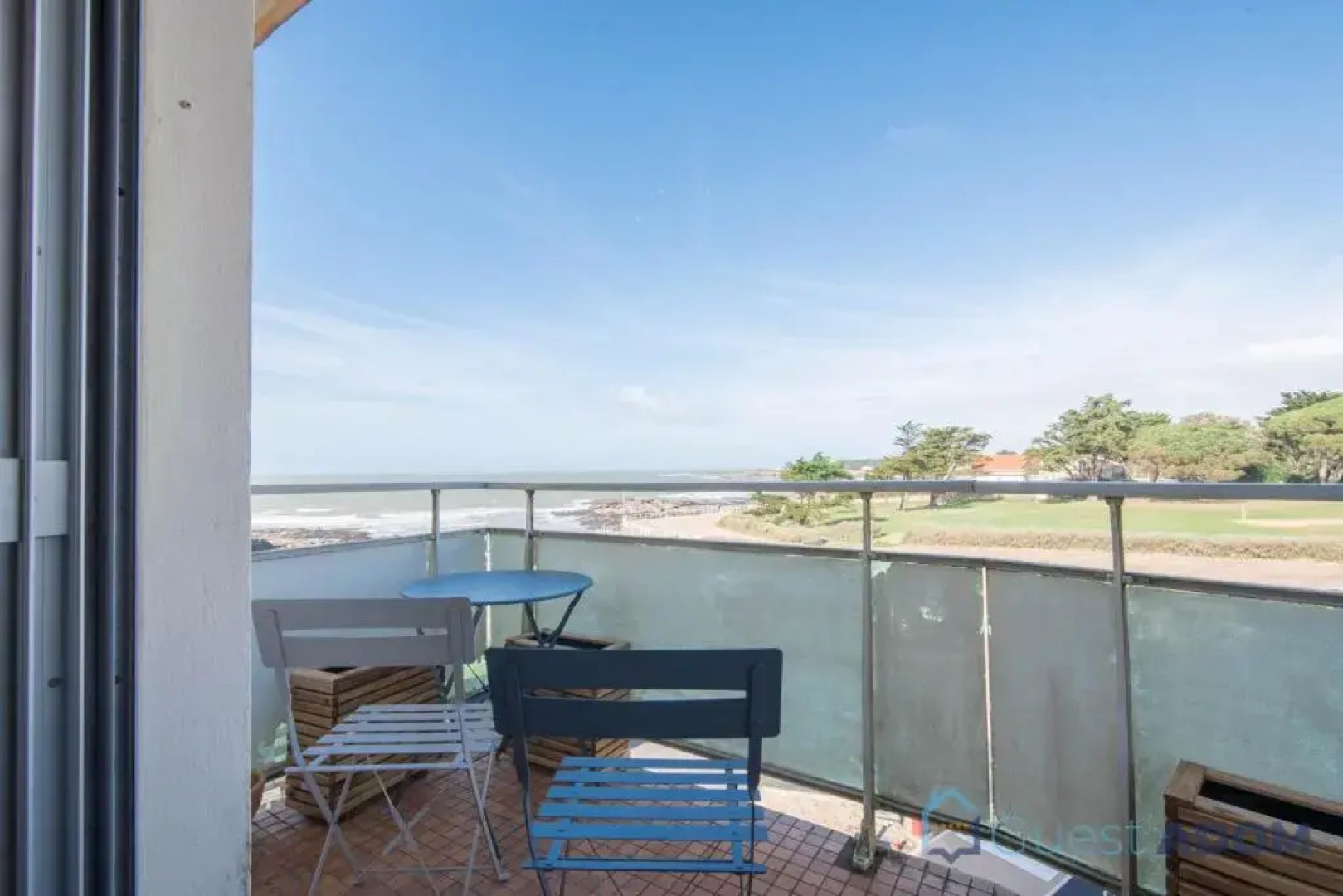 Studio les pieds dans l'eau bord de mer