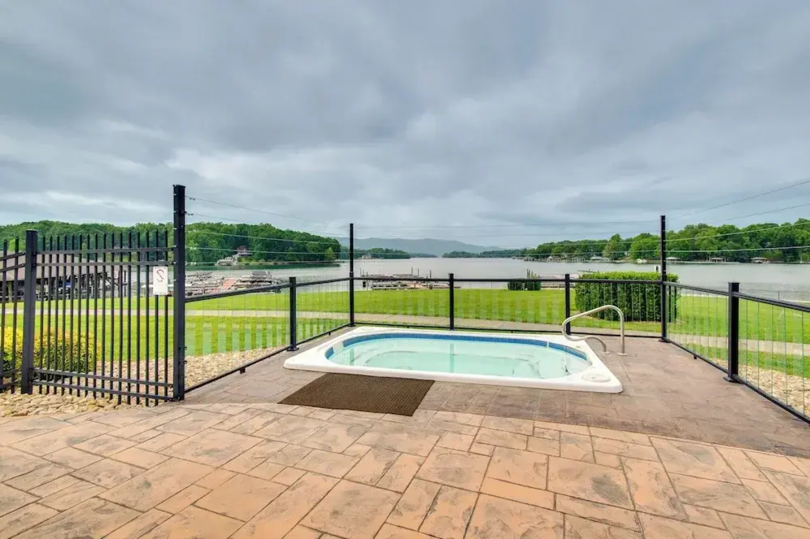 Pool & Lake Access: Mariners Landing Resort Studio
