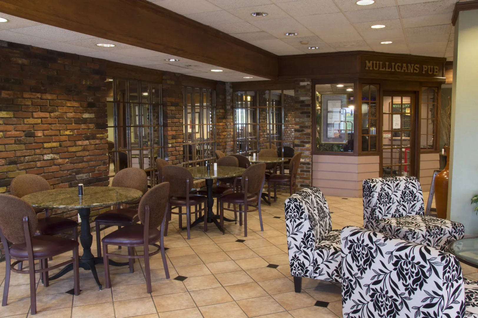 Lamplighter Inn & Suites - North