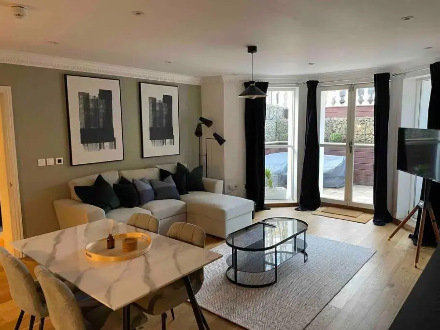 Stunning Apartment by The Leas, West End