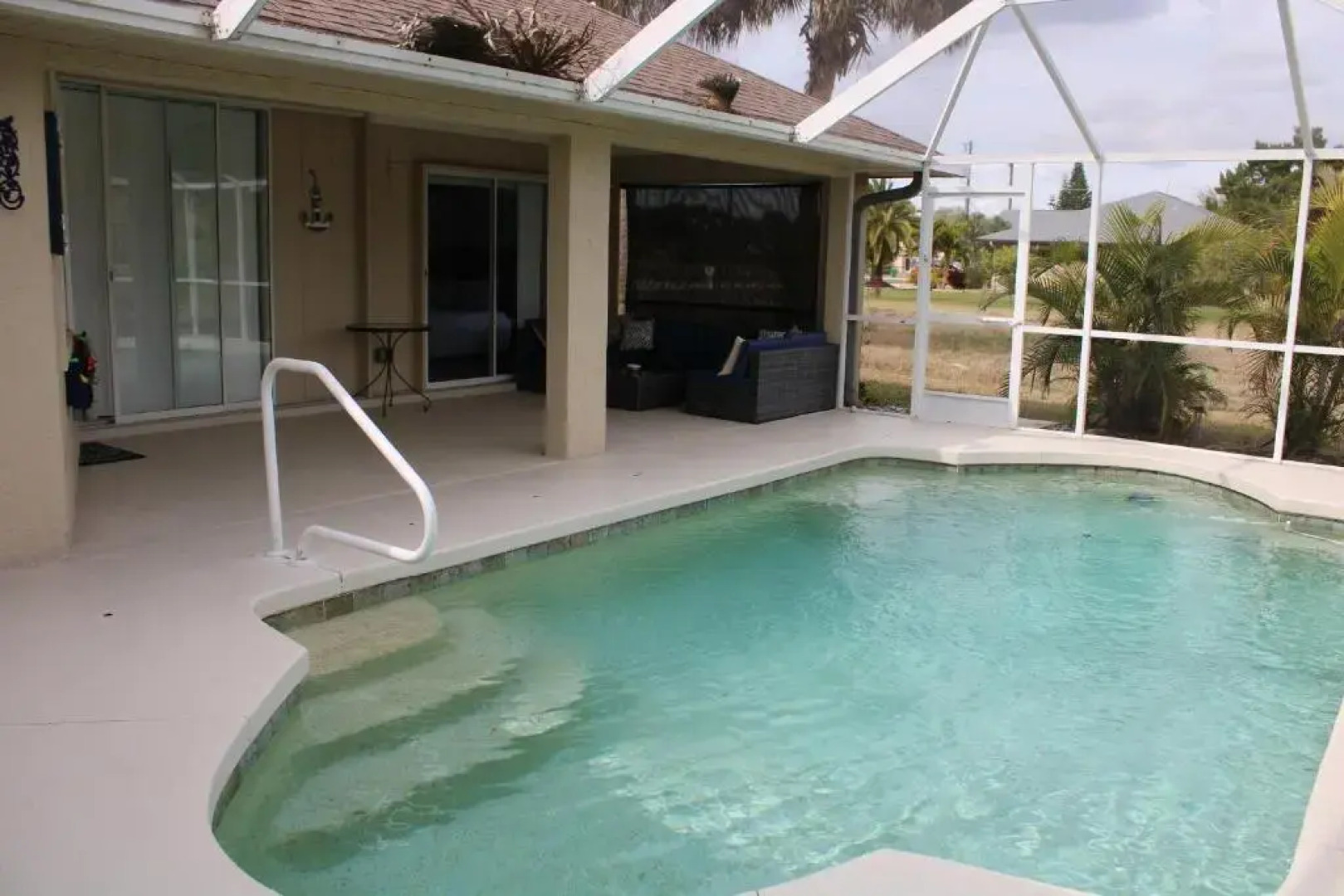 Spacious and private pool house, 15 min to beach