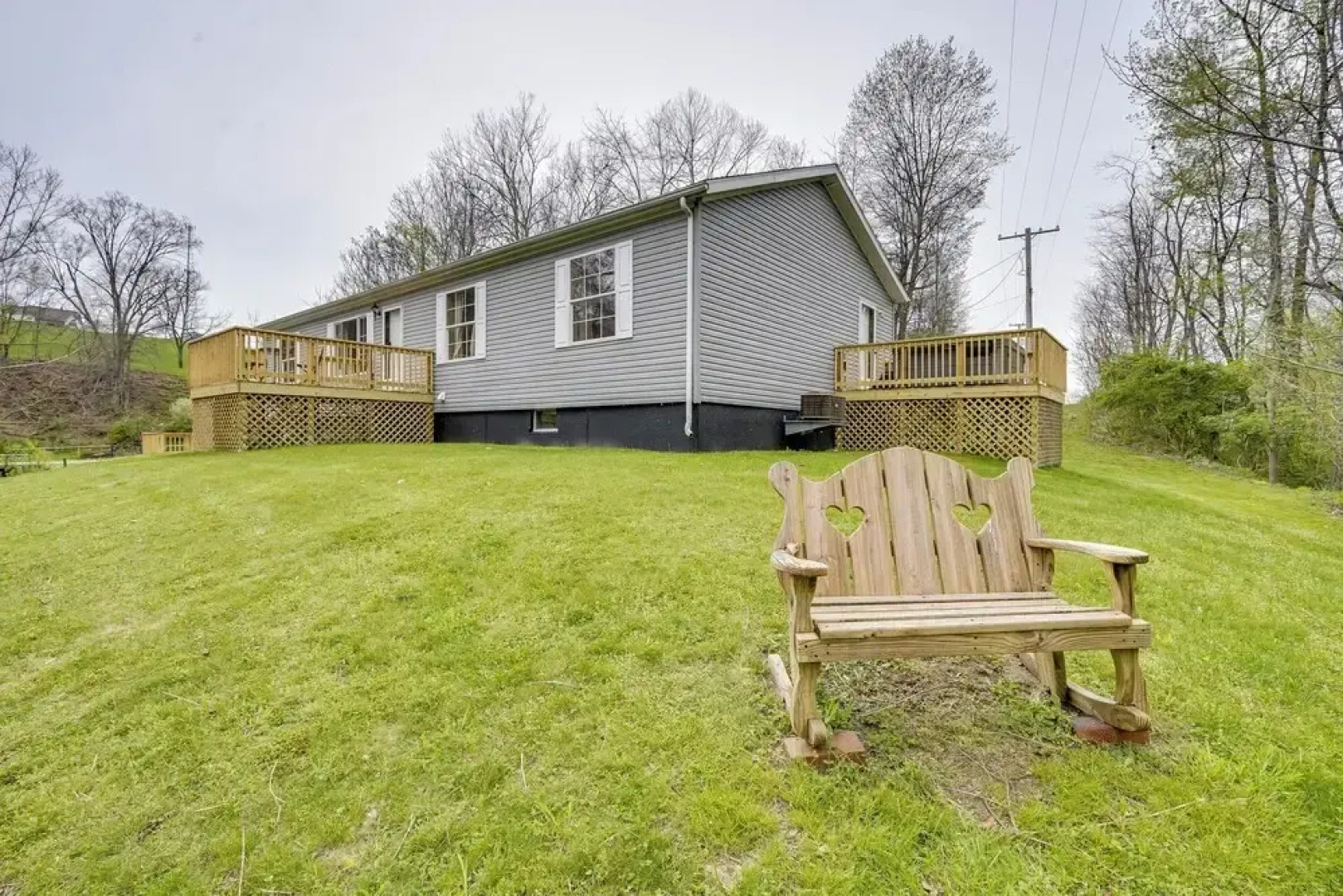 Serene Zanesville Getaway: Hot Tub, 2 Decks!