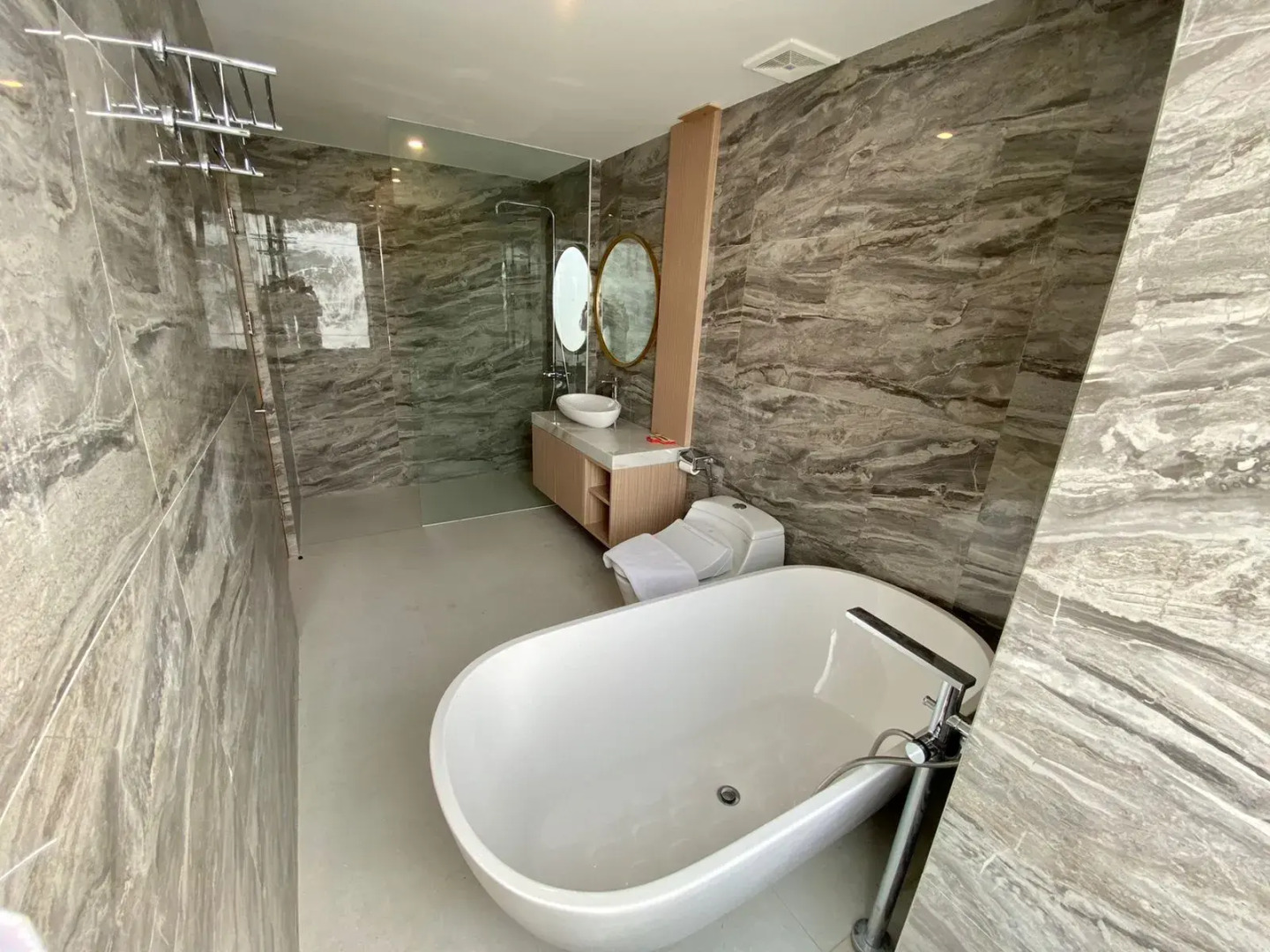 Front One King Hotel Tuban