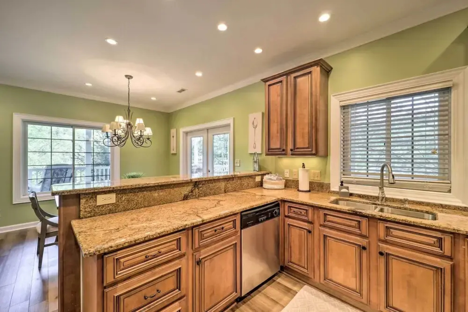 Chic Dtwn Townhouse w/ Hot Tub & Mtn Views!