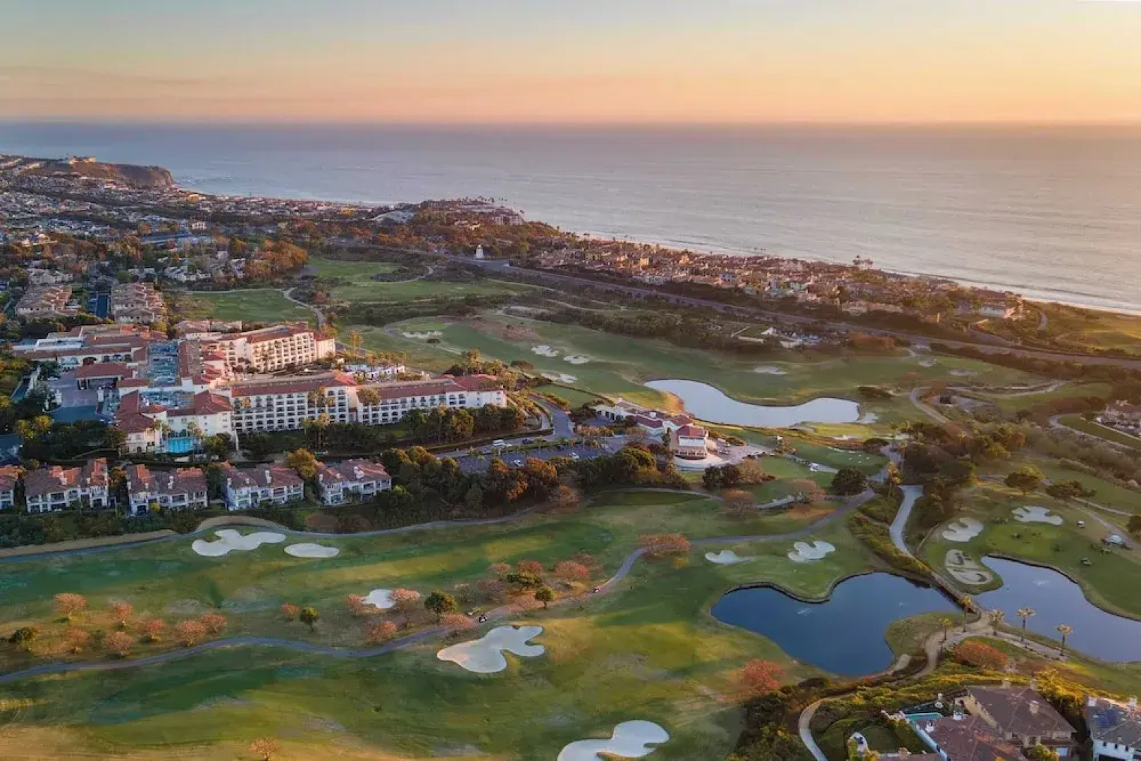 Walk to Beach Pool, Hot Tub, Private Patio, Parking Seabreeze Retreat