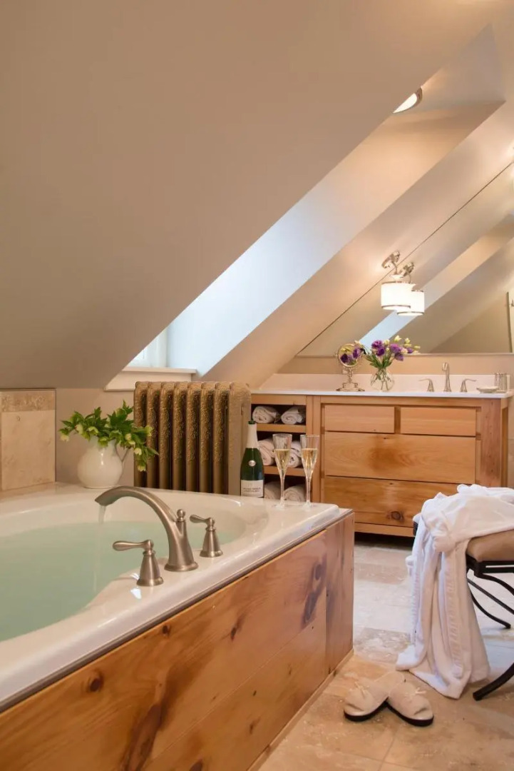 Gothic Eves Inn and Spa Bed and Breakfast