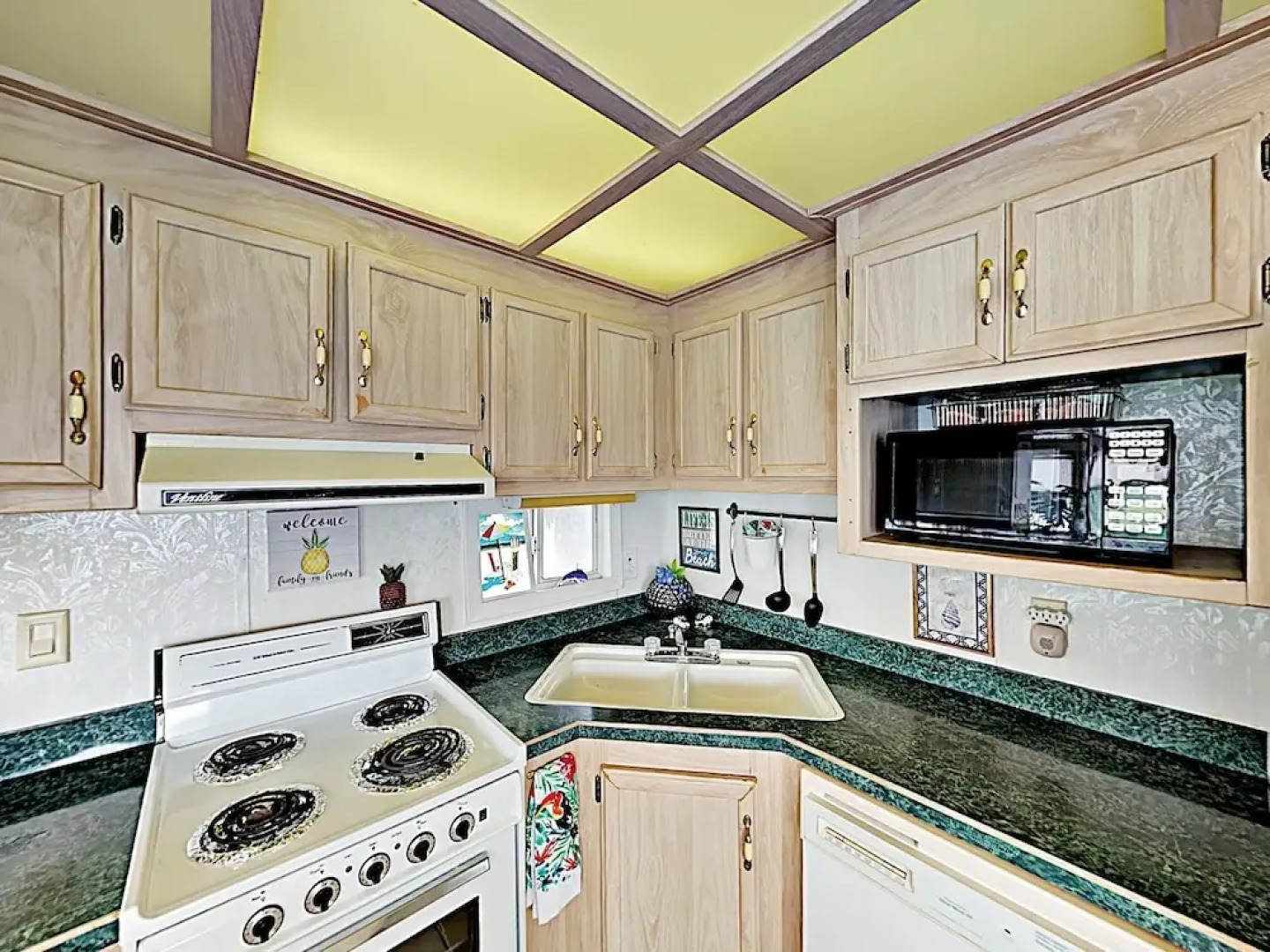 Waterfront W/ Deck & 2 Pools 1 Bedroom Condo