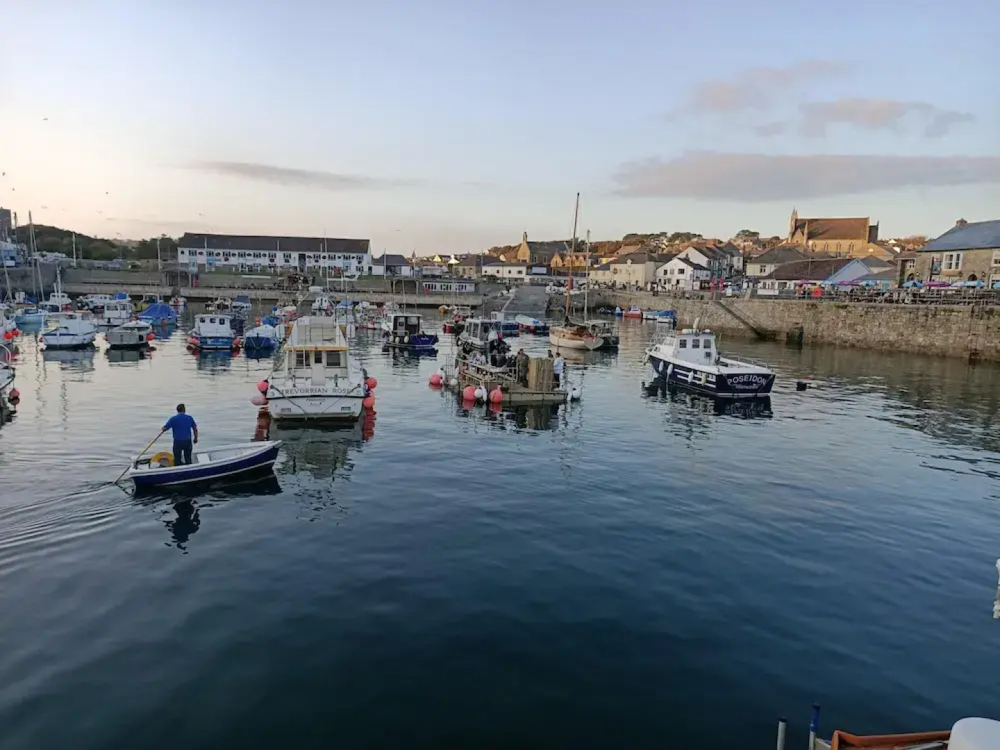 Secluded Meadow, Unique Shire Hut, Perfect Camping