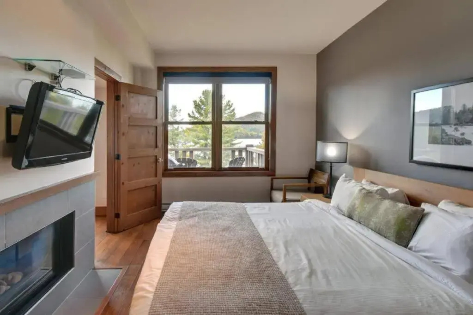 Deluxe Suite - View on Lake & 6 Min from Tremblant Versant Nord