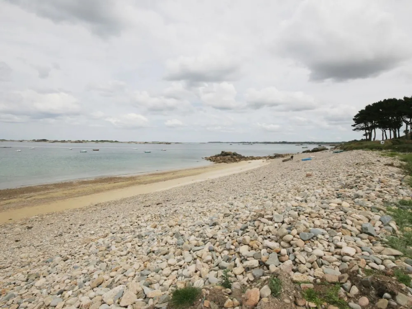 Beautiful Modern Villa With Pool, Jacuzzi and a Luxury Kitchen Island