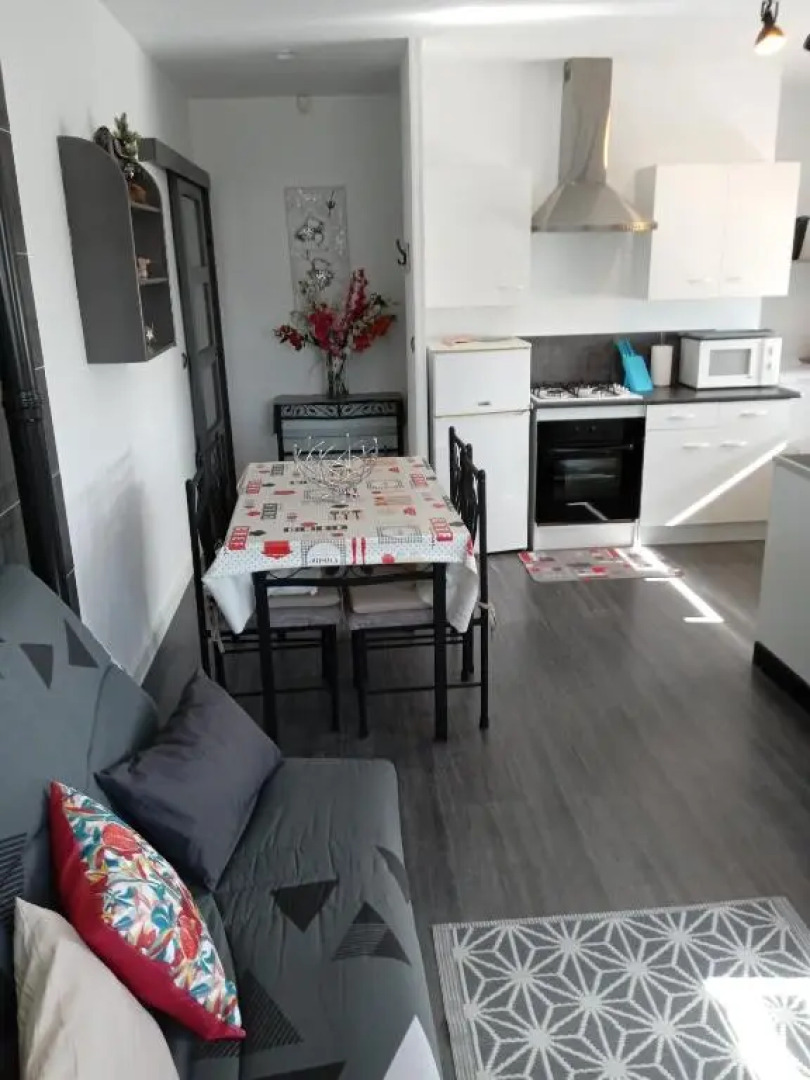 Appartement spacieux 10 mn plage wifi stationnement