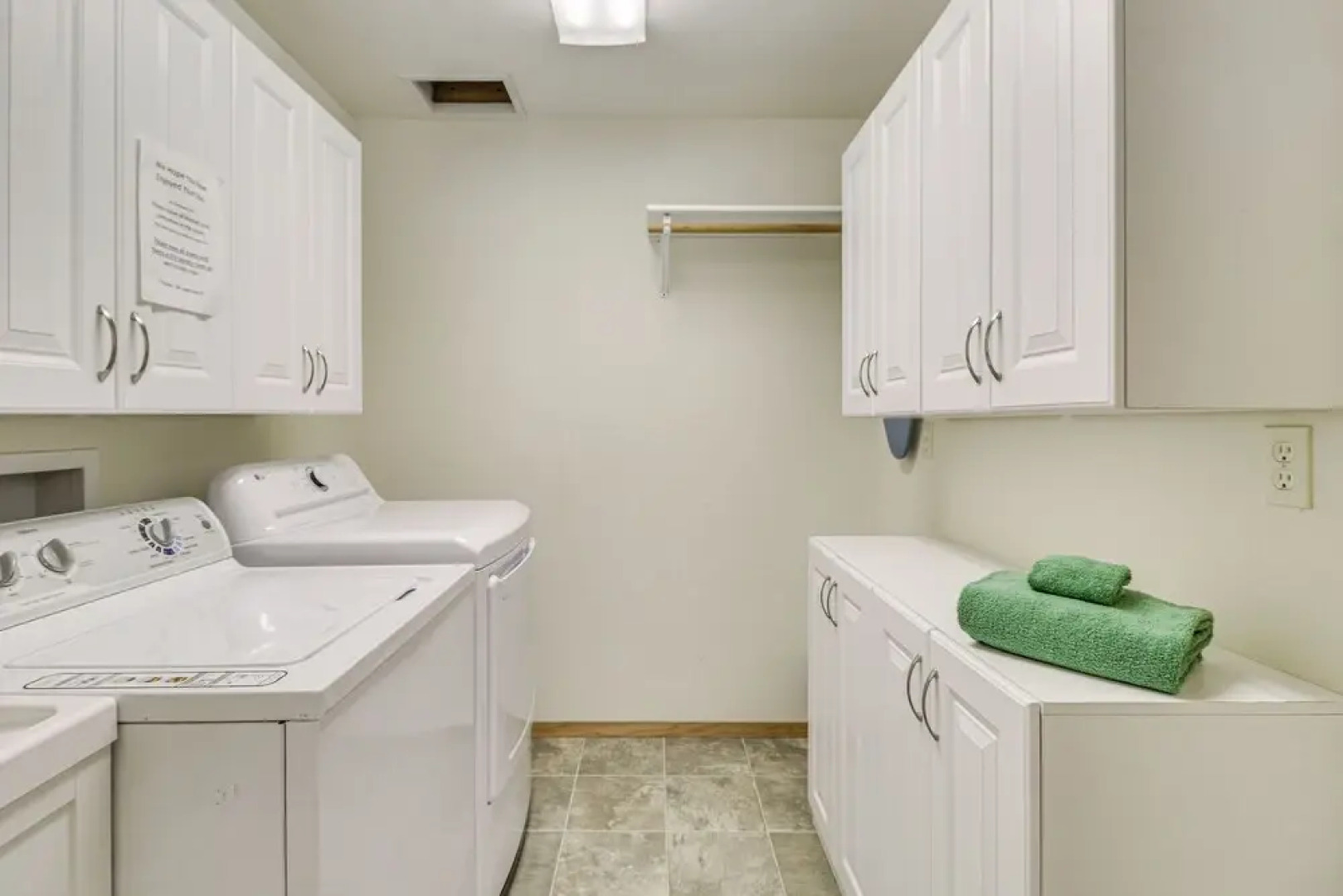 Scenic Forest Lodge Outside Glacier National Park!