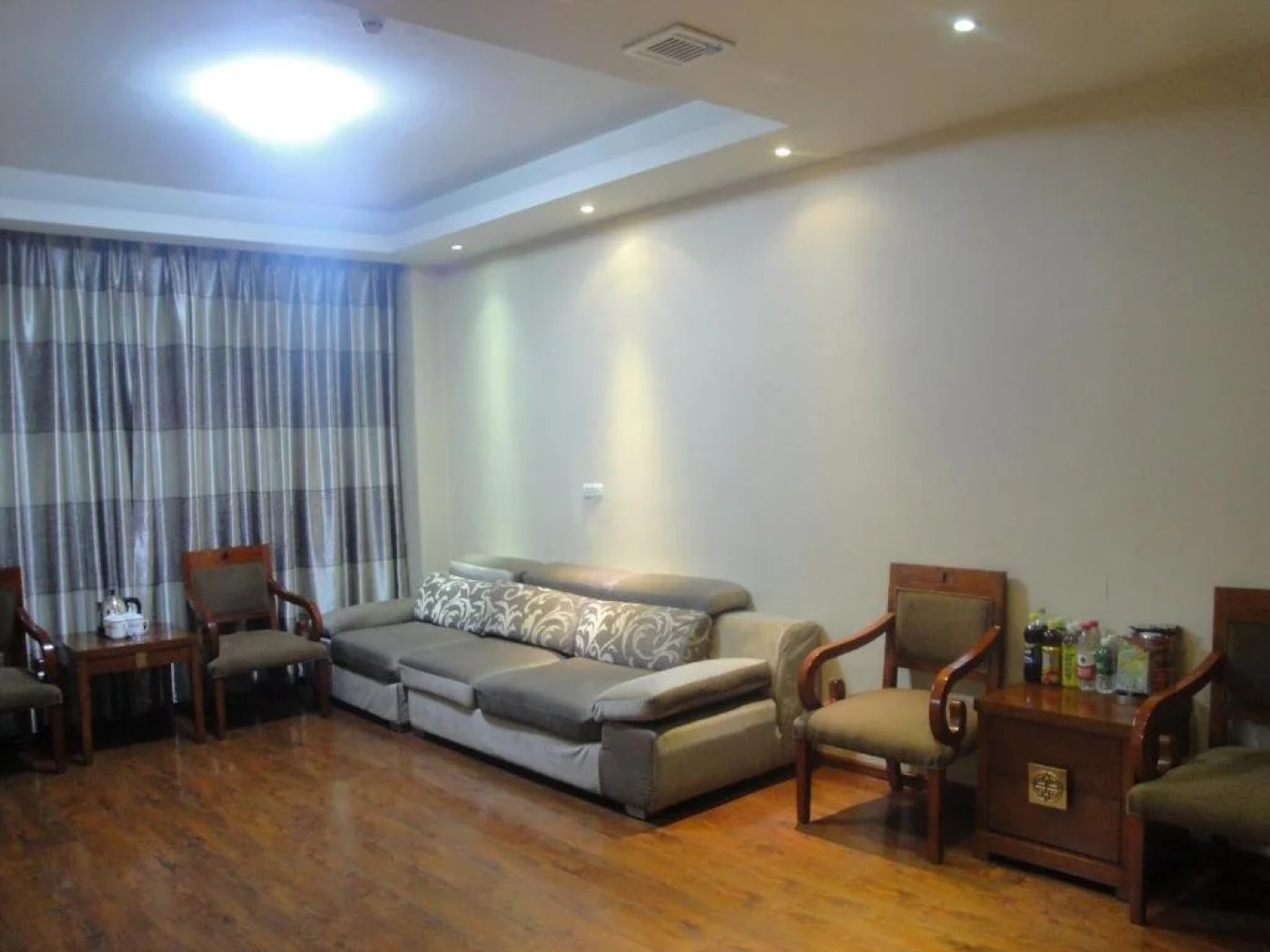 Mudanjiang Wan Zai Business Hotel