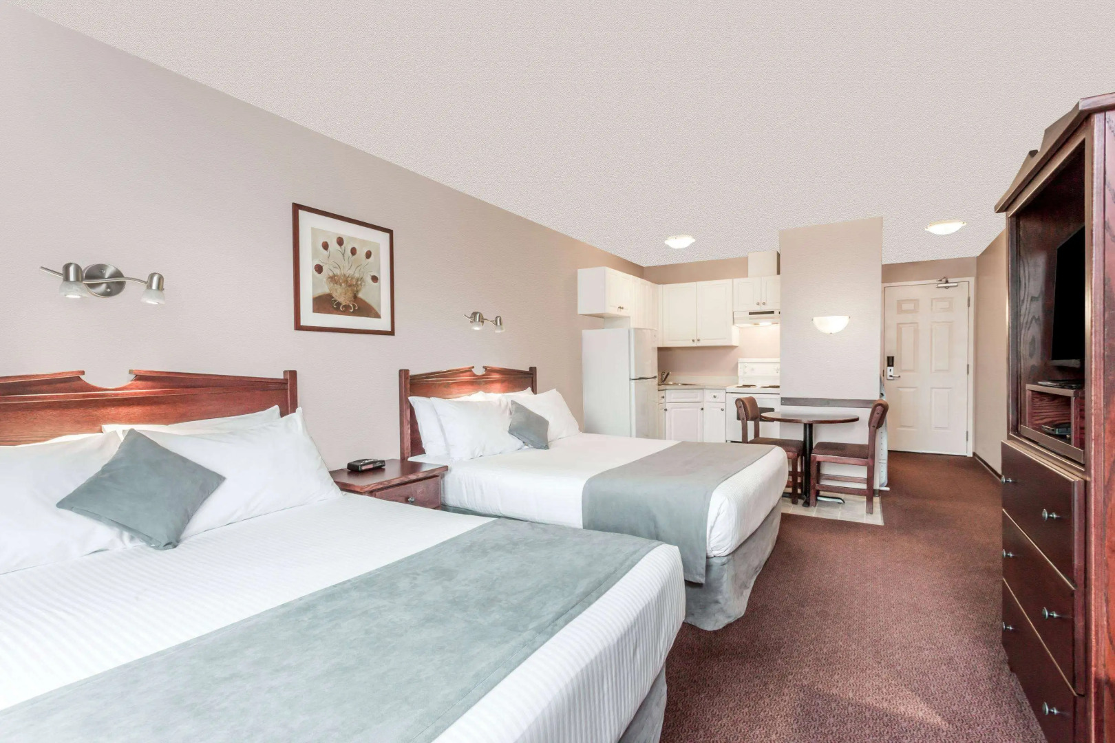 Super 8 by Wyndham Lake Country/Winfield Area