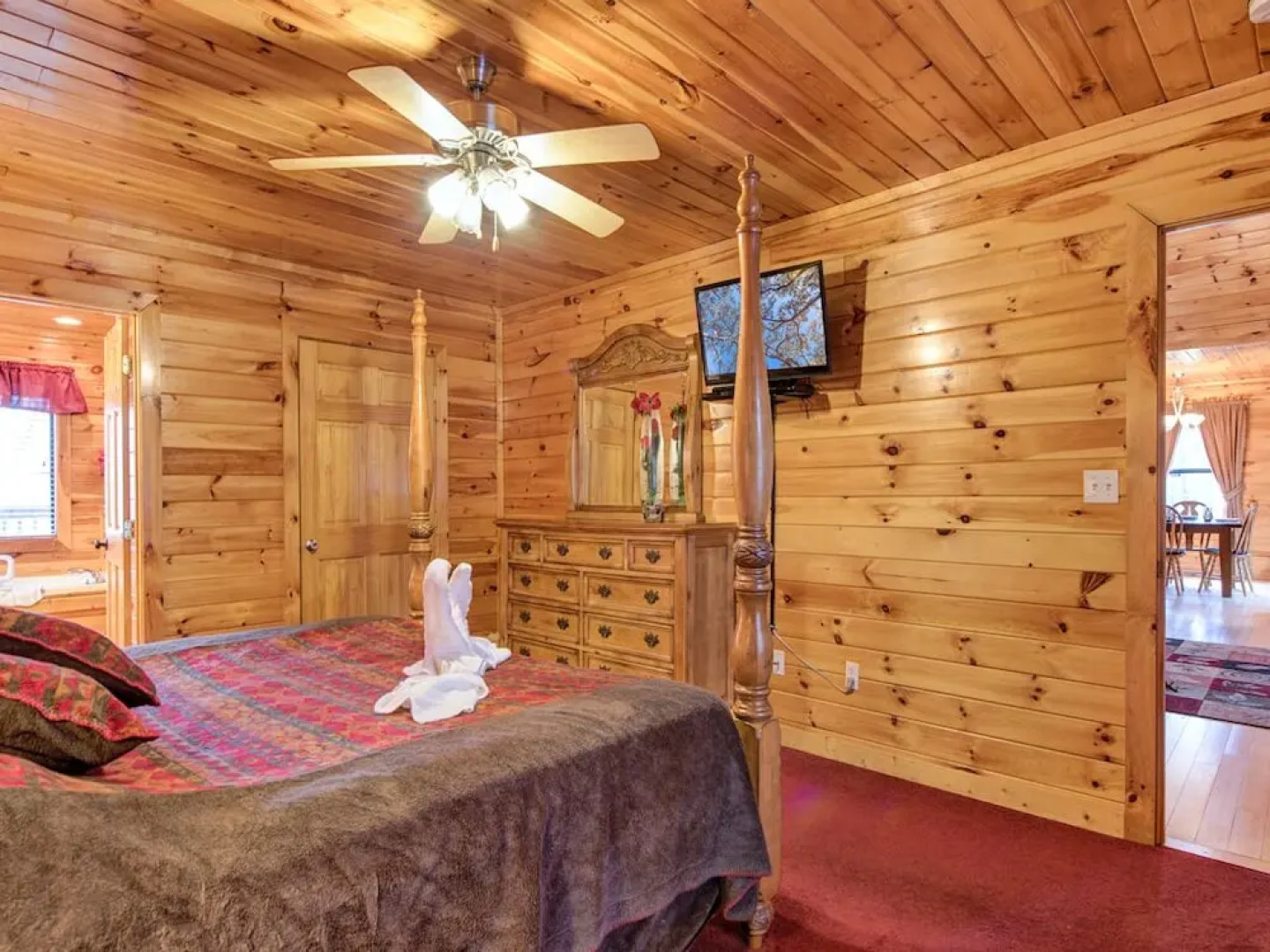 Apple Bear Lodge - Four Bedroom Cabin