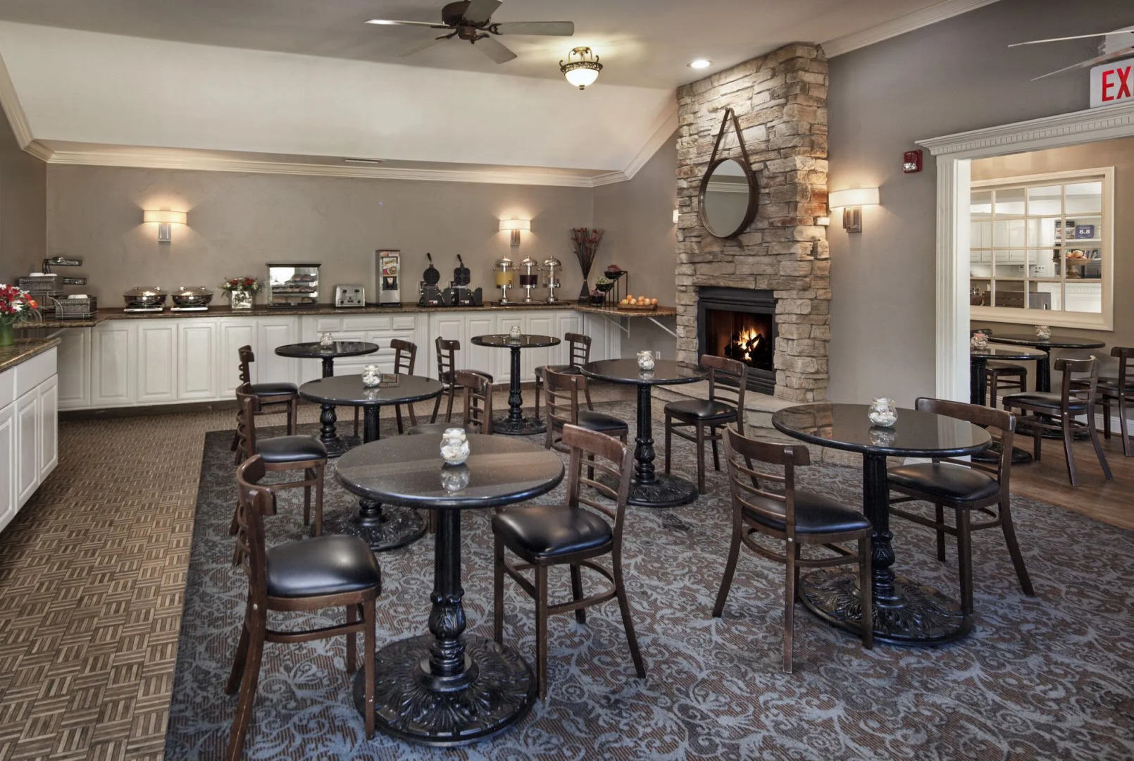 Pelican Inn & Suites