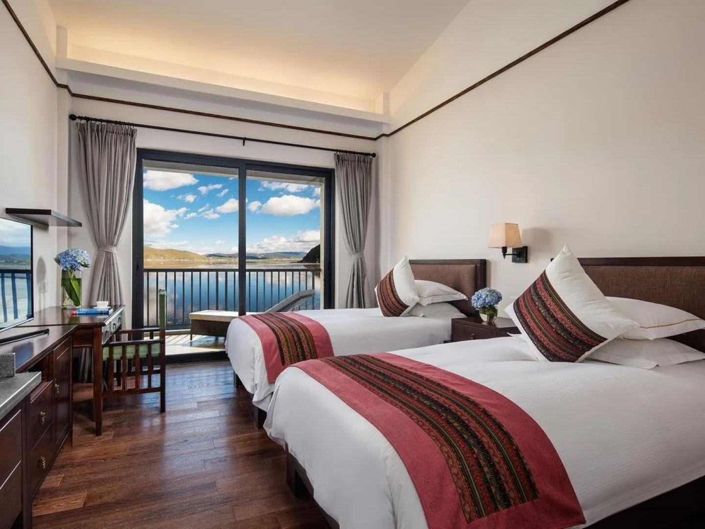 High Mountain Resort Shangri-la