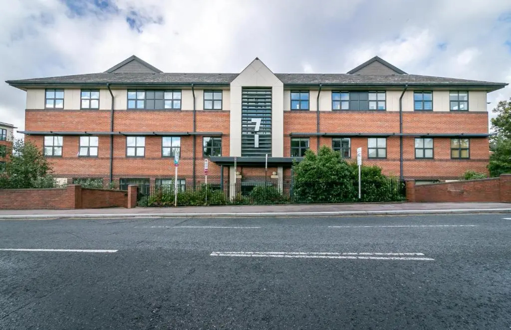 Executive Apartment Close to Station