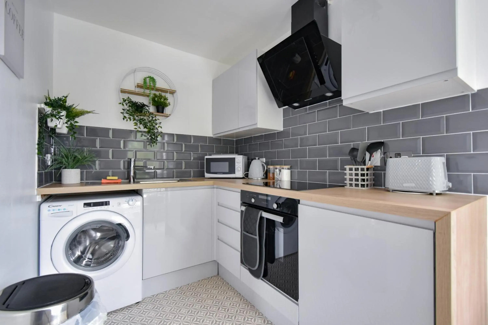 No. 8 - Top Floor Modern Apartment