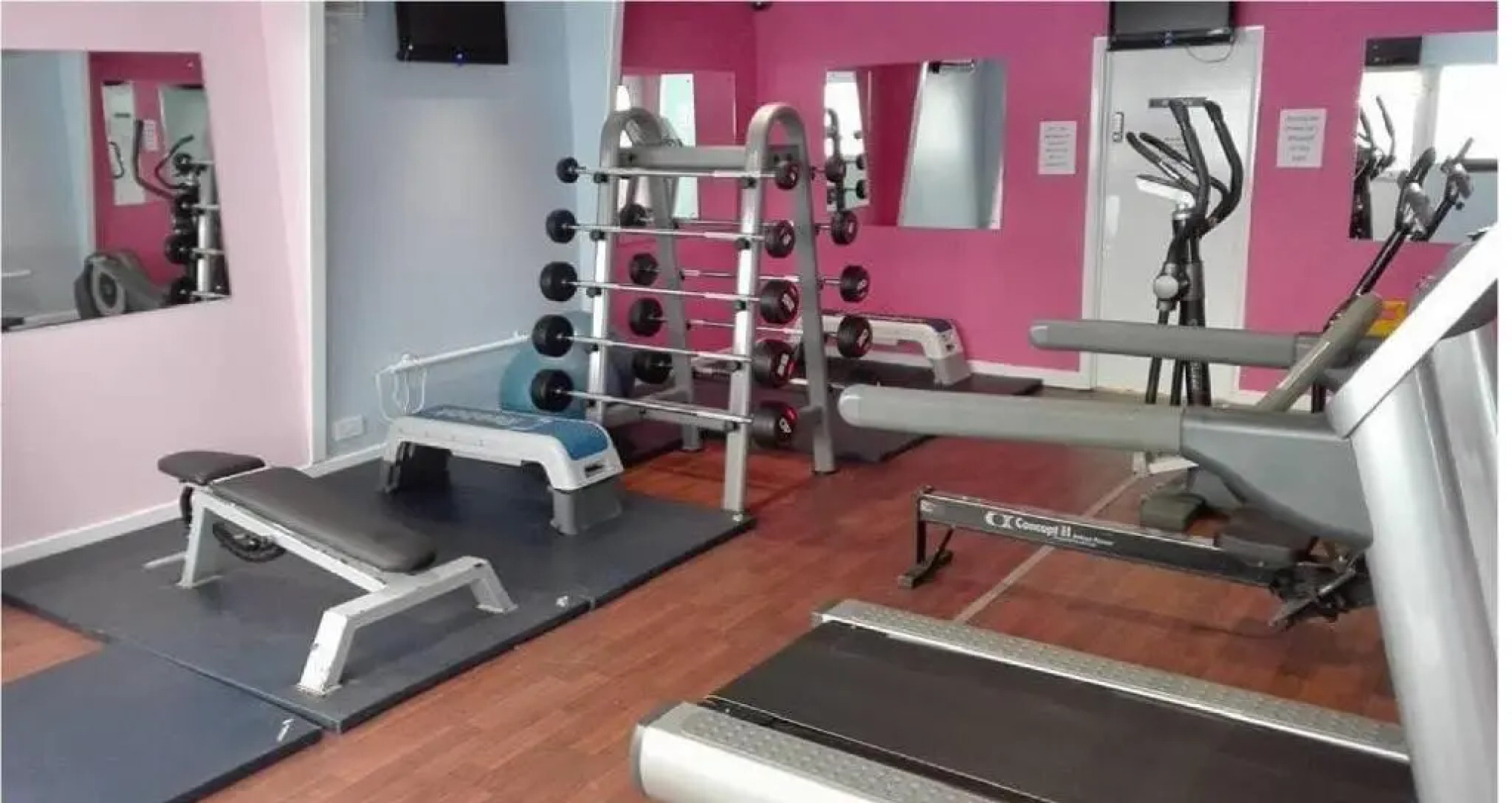 3-bed cosy home with fireplace, sleeps 4, 50 deposit required, self-catering