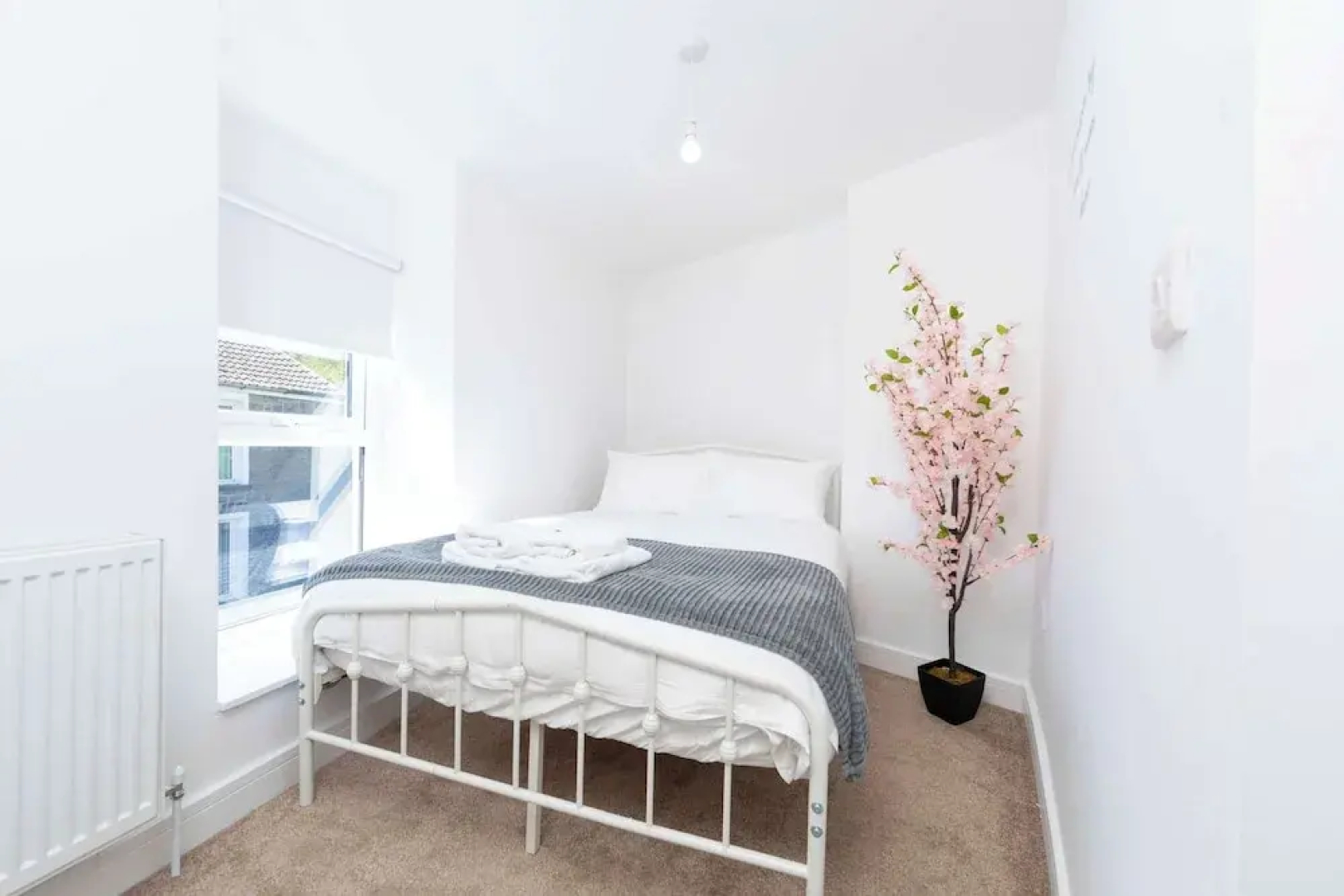 Cosy-cute Miner's Cottage on the Taff Trail