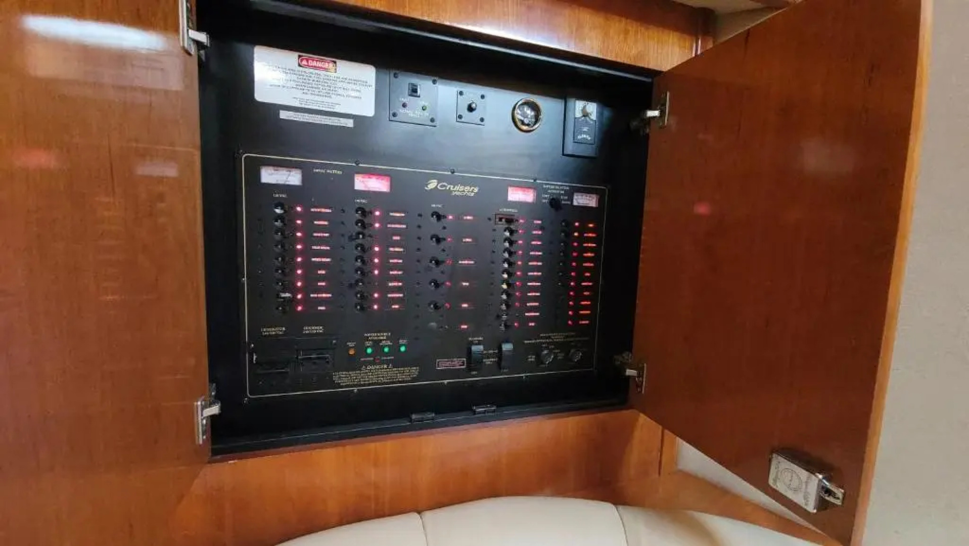 Yachta Yachta Yachta on the wata island and cruise rental