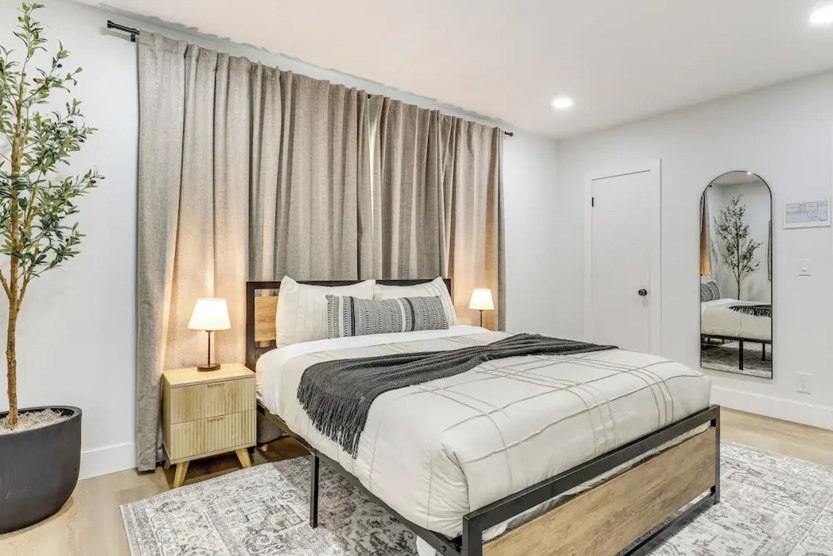 Walk to City Center: Modern Coral Springs Getaway