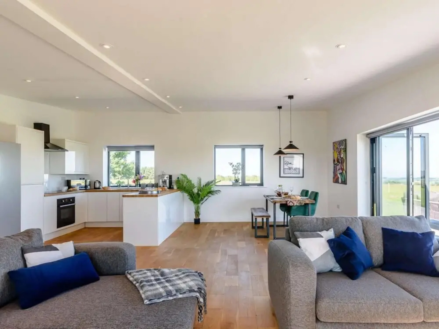 2-bed Modern Bungalow - Outstanding Country Views