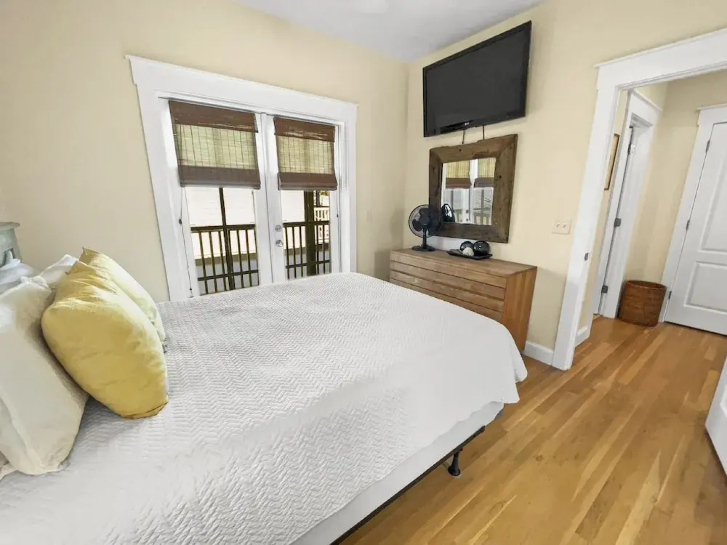 Mare E Sole 2 Bedroom Home by RedAwning