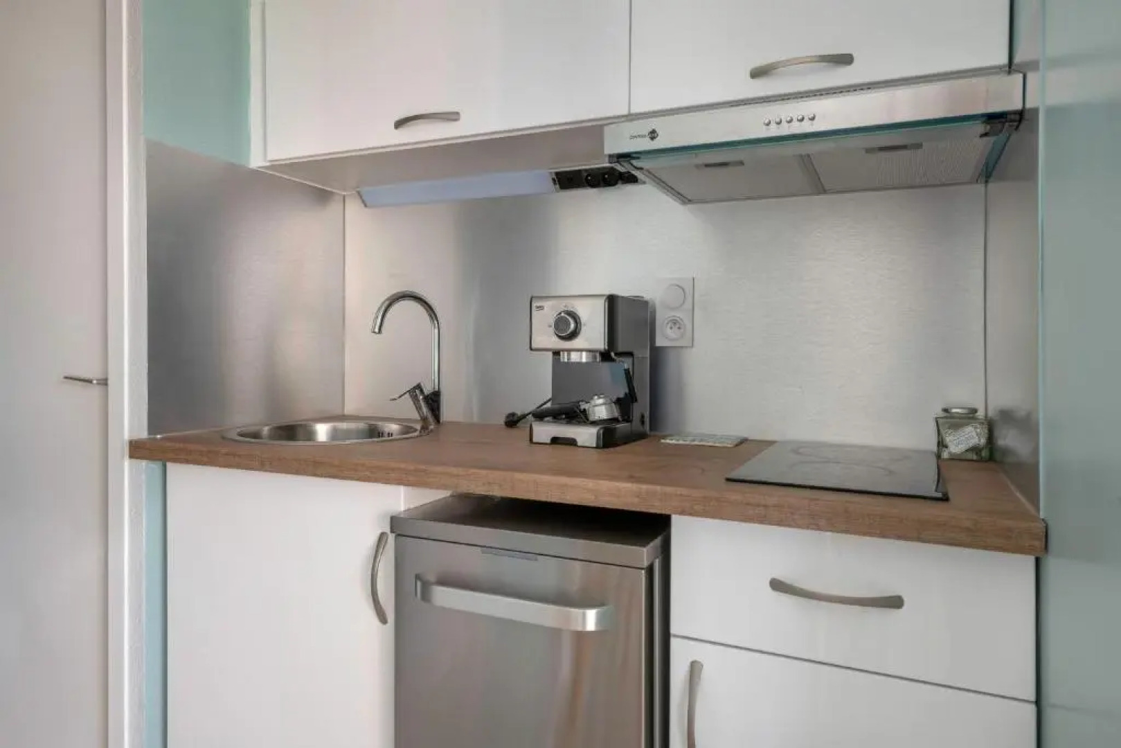 Appartement residentiel avec acces piscine a 200m de la plage