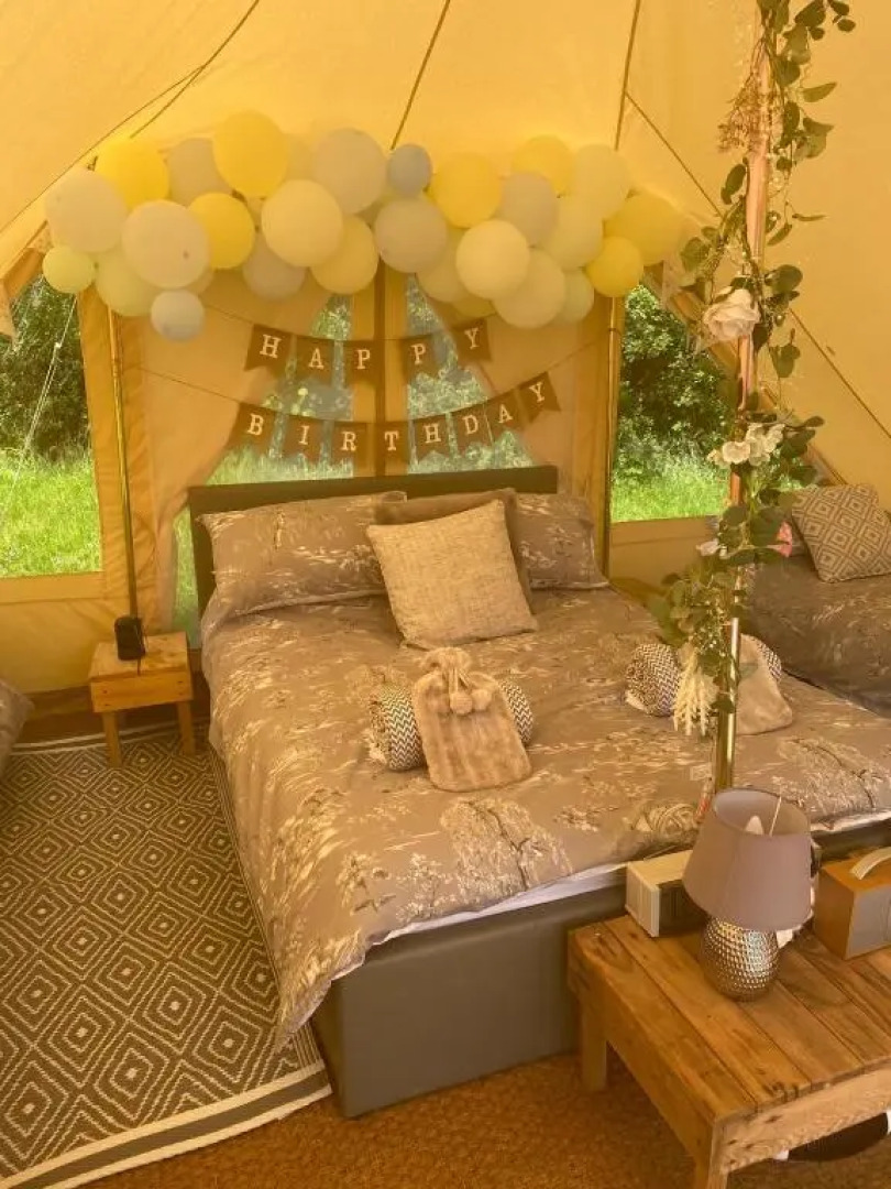 Hopgarden Glamping - Luxury 6m bell tent