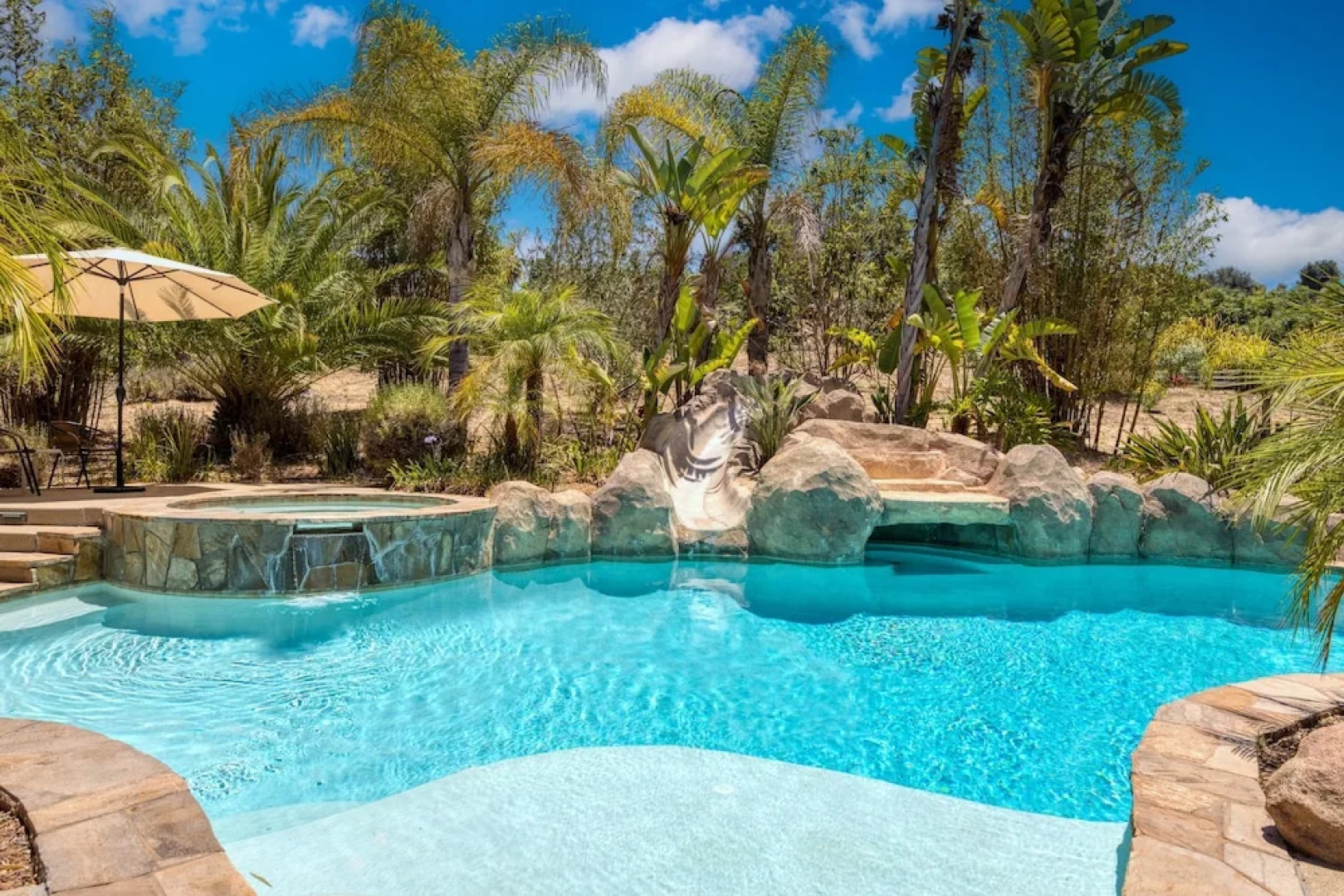 Burgundy by Avantstay Basketball Court Pool Hot Tub Outdoor Kitchen City Escape