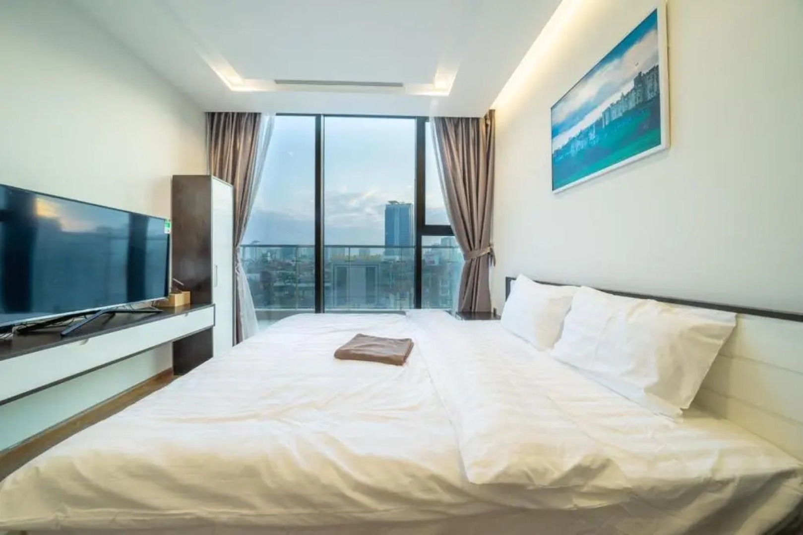 BOM HOMES- VINHOMES METROPOLIS-Service Apartment