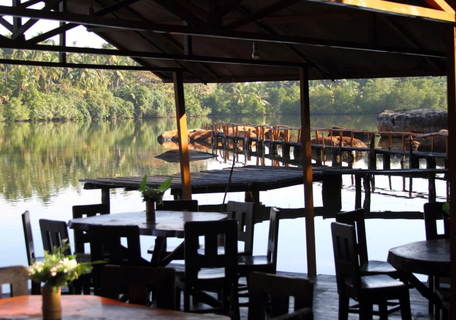 Shiny Lakeside Resort