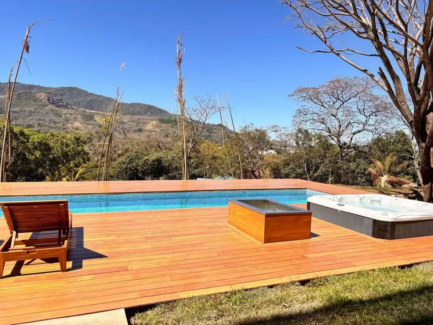 BEE Suites San José - Santa Ana