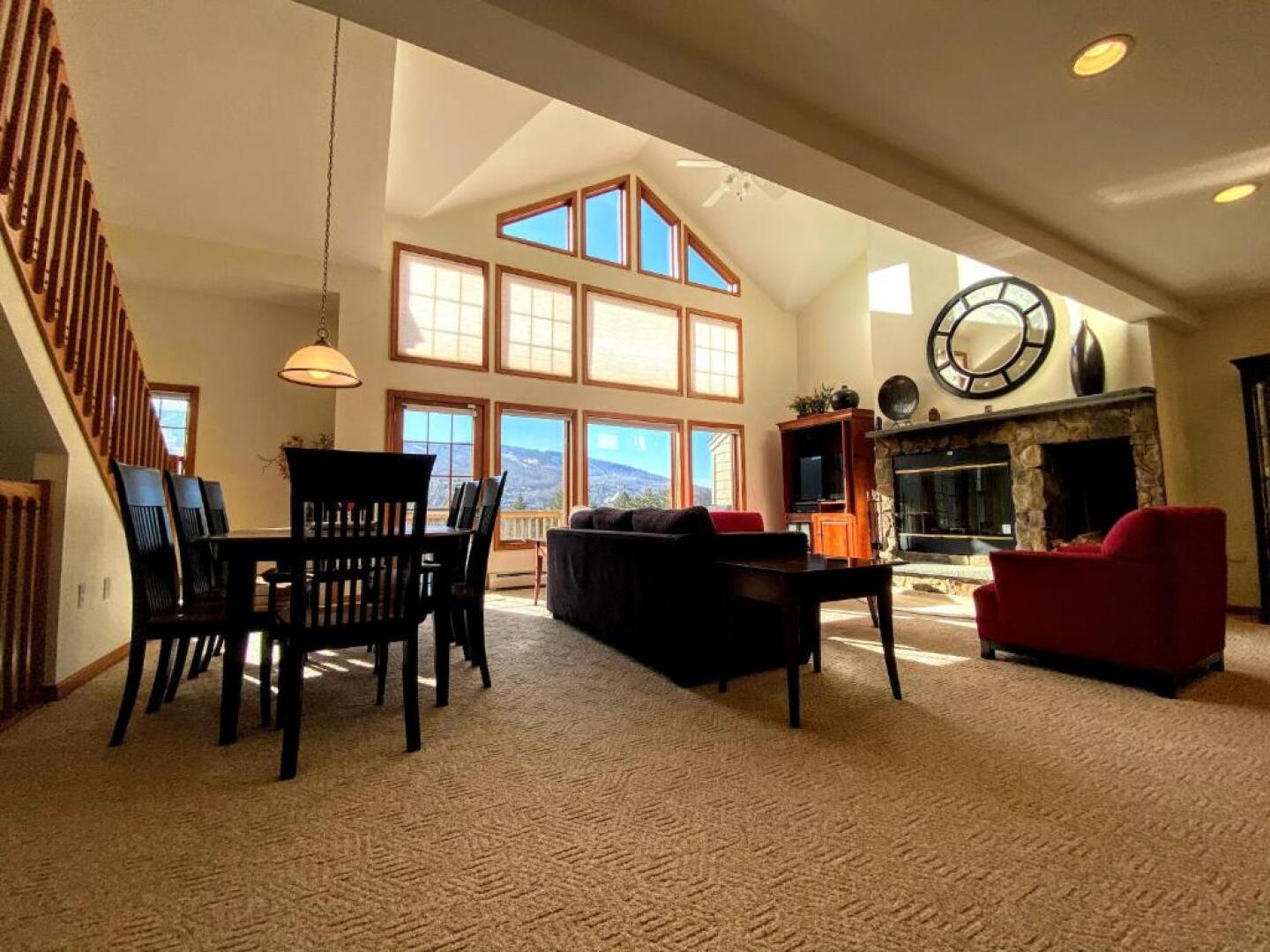 H5 Luxurious Stonehill Townhome With Magnificent ski Slopes View hot tub