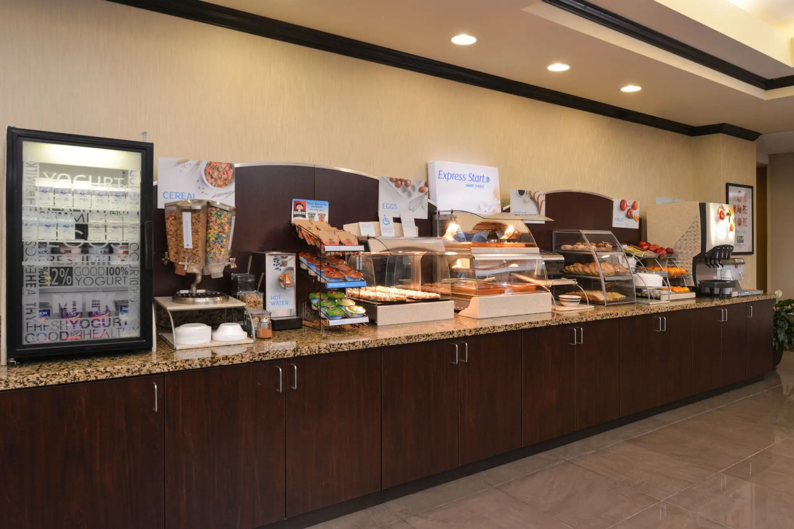 Holiday Inn Express and Suites Fairmont by IHG