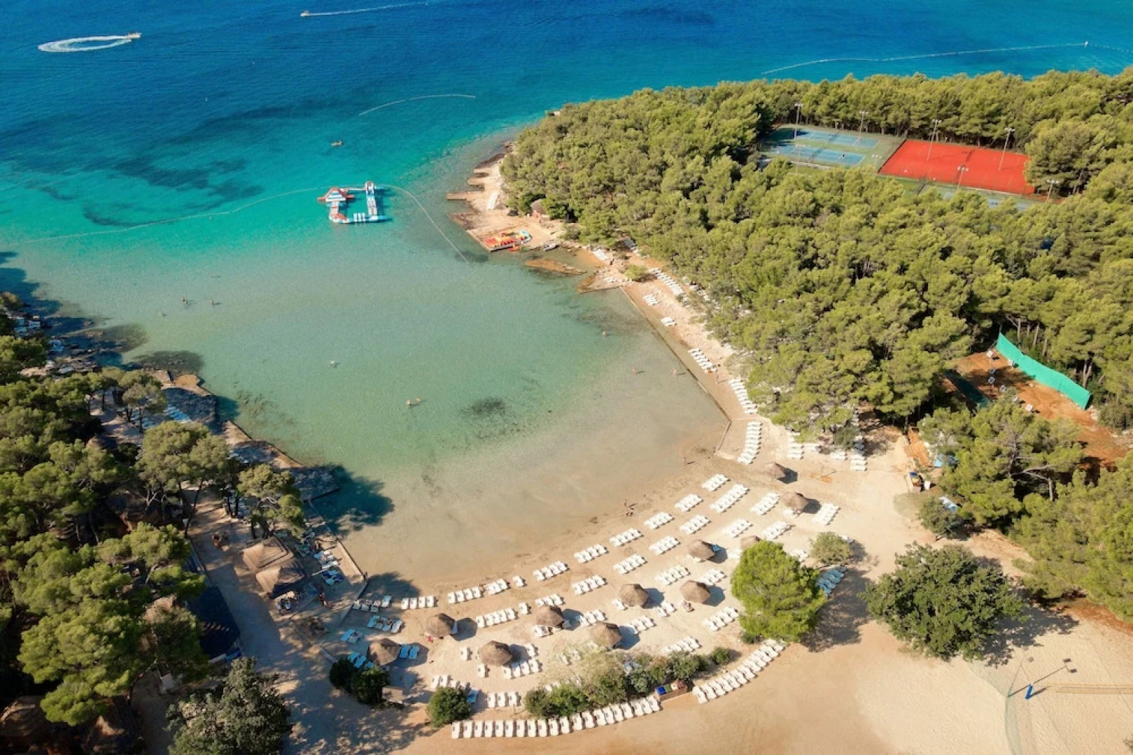 Pine Beach Pakostane Glamping Homes - All Inclusive light